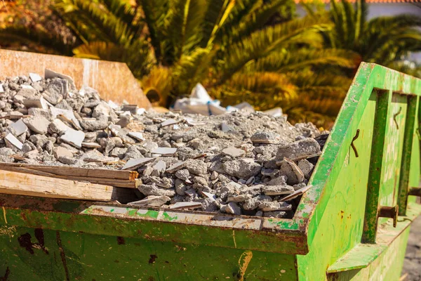 建設廃棄物が瓦礫が付いている金属容器 — ストック写真