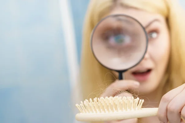 Cepillo de pelo de aumento mujer —  Fotos de Stock