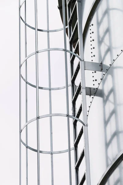 带圆形栏杆的工业金属梯子 — 图库照片