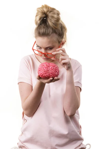 Woman holding brain having idea — Stock Photo, Image