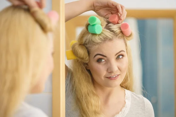 Blondine benutzt Haarwalzen — Stockfoto