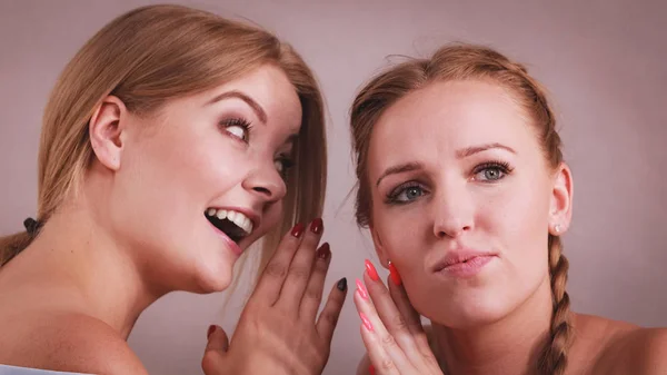 Twee tiener vrouwen roddelen — Stockfoto