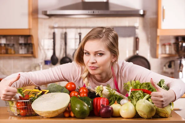 Kobieta o warzywa na stole — Zdjęcie stockowe