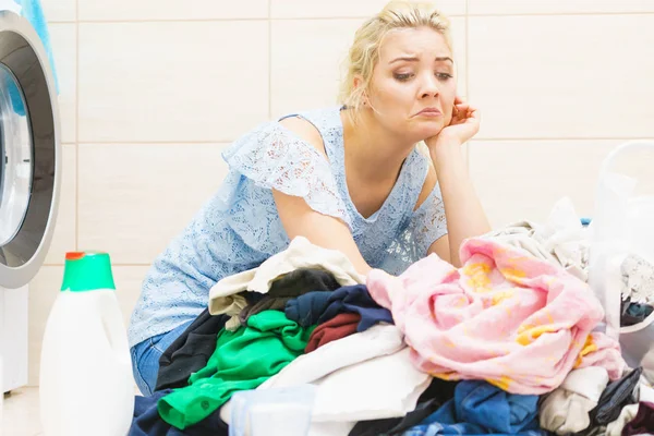 Nešťastná žena s hodně prádla — Stock fotografie