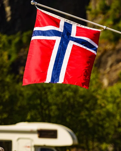 Norwegian flag and camper car in mountains — Stock Photo, Image