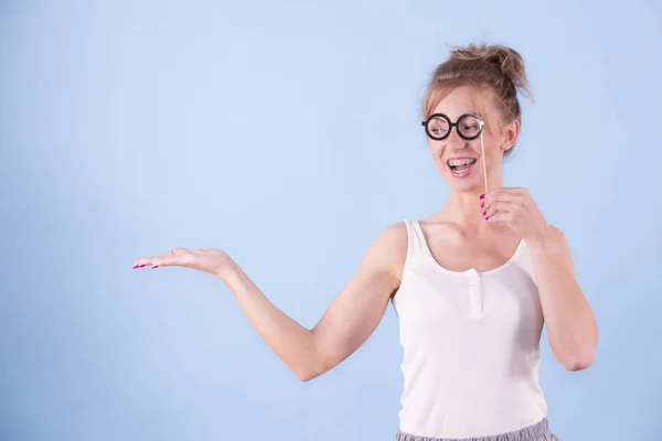 Mujer elegante fingiendo usar anteojos — Foto de Stock