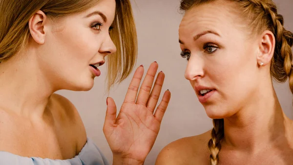 Twee tiener vrouwen roddelen — Stockfoto