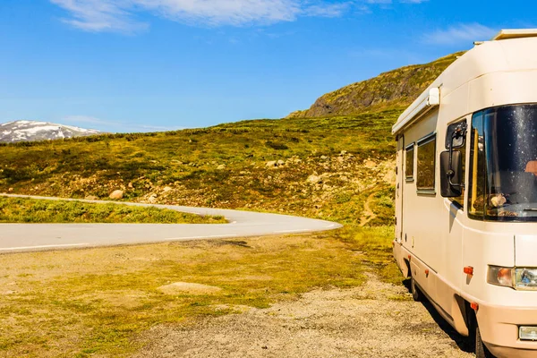 Camper auto in Noorse bergen — Stockfoto