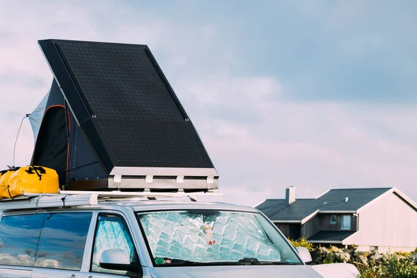 Camioneta con tienda en el techo en la carretera — Foto de Stock