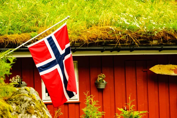 Bandera de Noruega y casa con techo de hierba — Foto de Stock