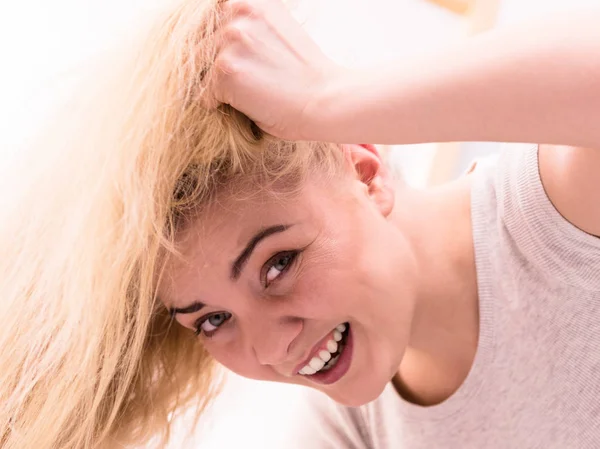 Femme jouant avec les cheveux blonds — Photo