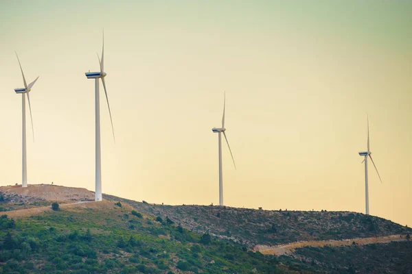 Moulins à vent sur les collines grecques — Photo