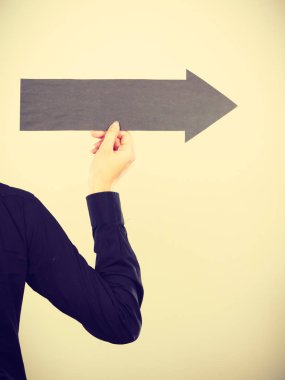 kara ok sağ işaret tutan adam