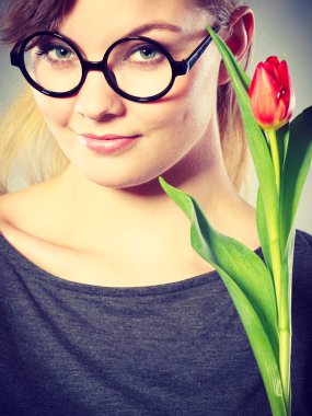 Seducive inek kız holding Lale.