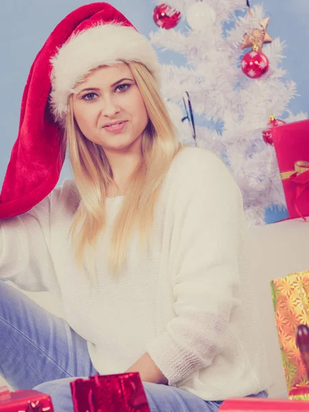 Glückliche junge Frau mit Weihnachtsmann-Hut — Stockfoto