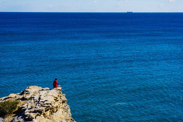 İspanya 'da deniz kayalıklarında turist kadın — Stok fotoğraf