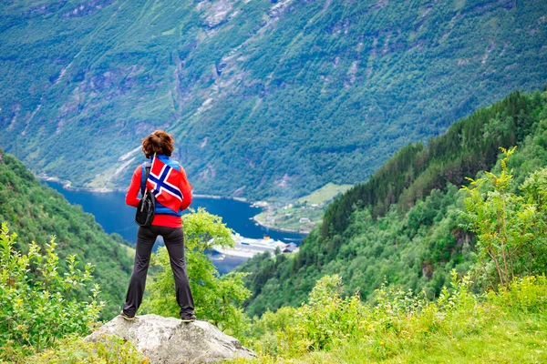 Turista sobre Geirangerfjord con bandera noruega — Foto de Stock