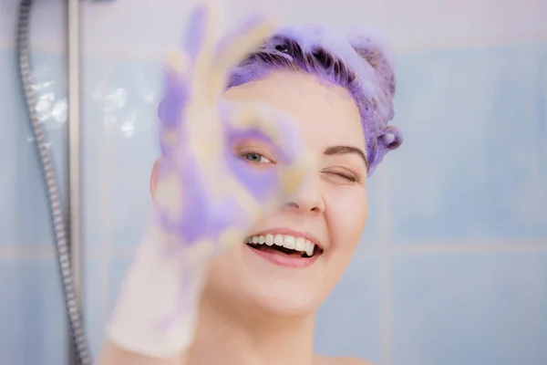 Mulher aplicando xampu toner em seu cabelo — Fotografia de Stock