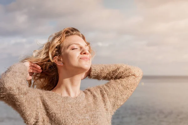 Szczęśliwa kobieta outdoor noszenie sweter — Zdjęcie stockowe