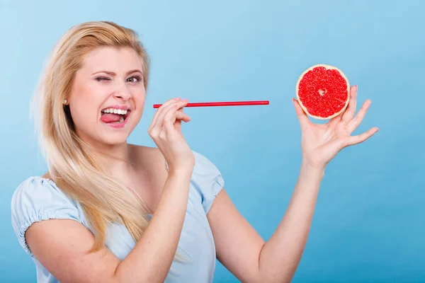 Mujer bebiendo jugo de fruta, pomelo rojo — Foto de Stock