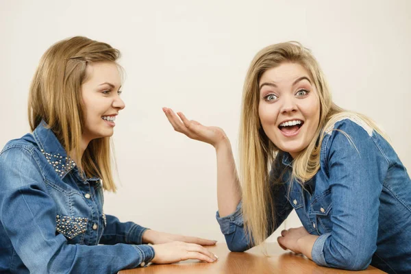 Dos mujeres discutiendo pelea — Foto de Stock