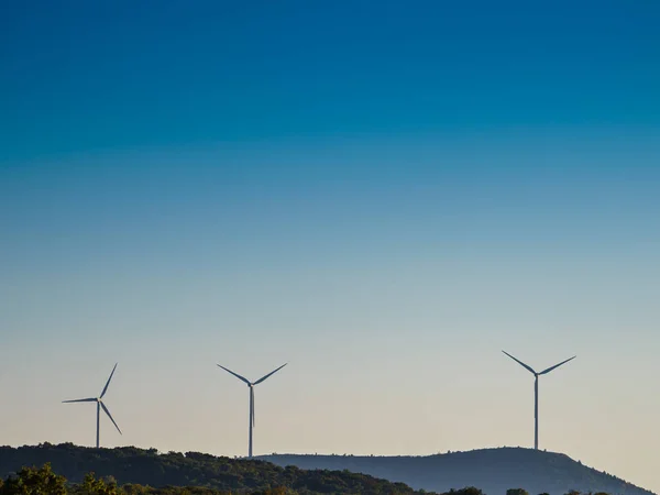 Moulins à vent sur les collines grecques — Photo