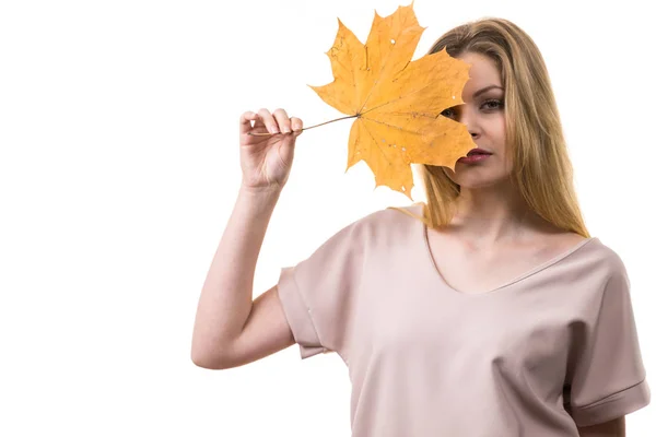 Vrouw esdoornblad in de hand houden — Stockfoto