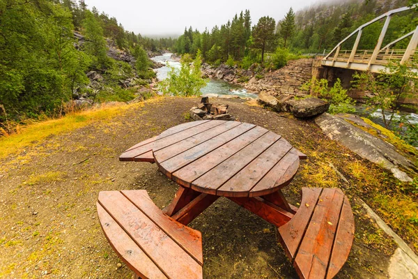 Hegyi folyó és pihenőhely Norvégiában — Stock Fotó