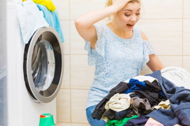 Kirli çamaşırları ile mutsuz kız.