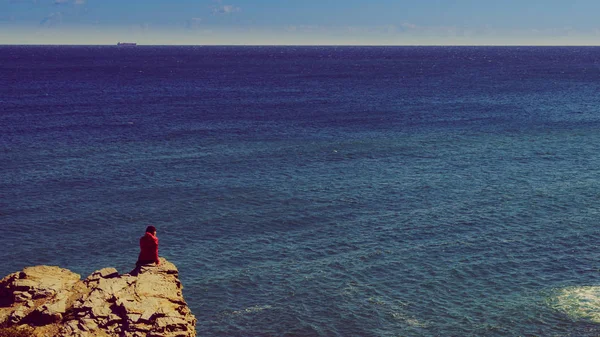 İspanya 'da deniz kayalıklarında turist kadın — Stok fotoğraf