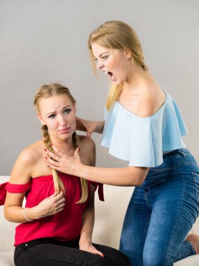 İki kadın sahip iddia kavga