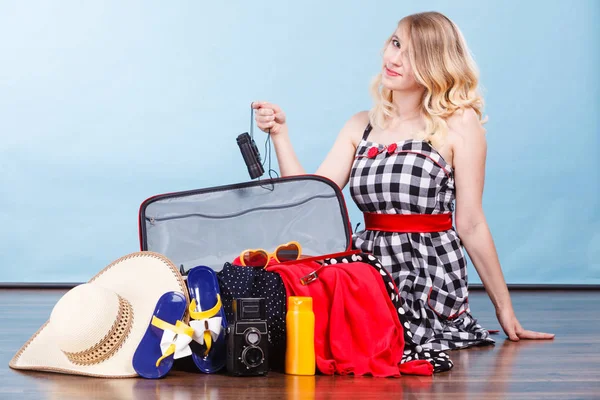 Молодая женщина собирает чемодан — стоковое фото