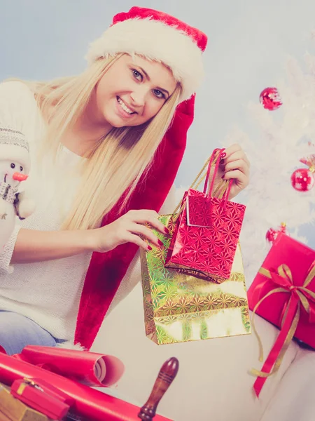 Jovem mulher preparando presentes para o Natal — Fotografia de Stock