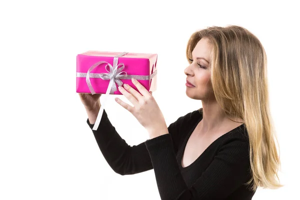 Menina segurando caixa de presente rosa — Fotografia de Stock