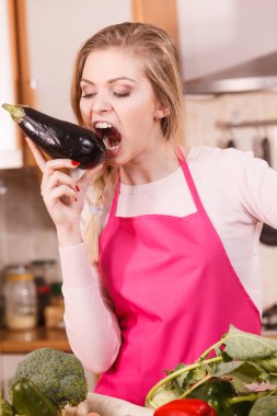 Isırma patlıcan tutan kadın.