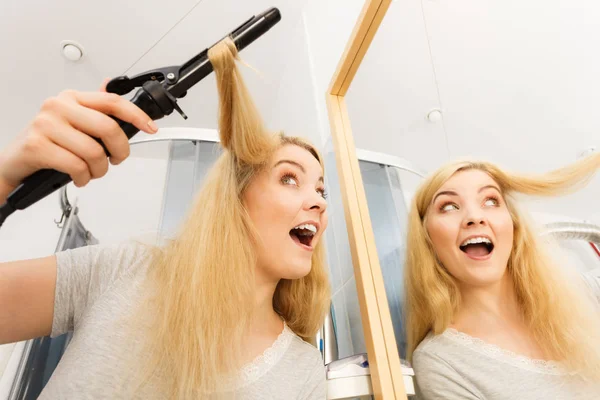 Mulher usando encrespador de cabelo — Fotografia de Stock