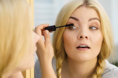 Onun kirpik rimel kullanan kadın