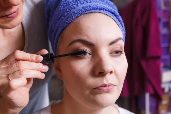 Frau lässt sich von Expertin schminken — Stockfoto