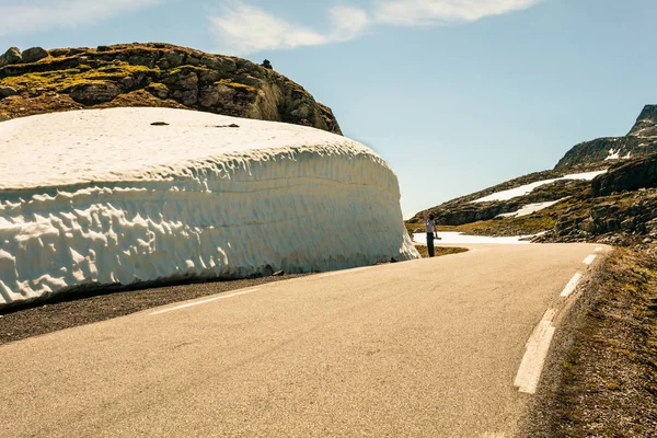 Zdjęcie turysty z dużej ściany śnieżnej, Norwegia — Zdjęcie stockowe