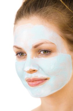 Yeşil Çamur maskesi yüzünde kızla