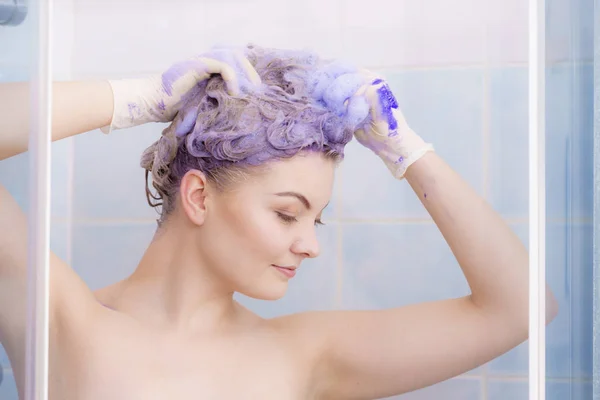 Mulher aplicando xampu toner em seu cabelo — Fotografia de Stock