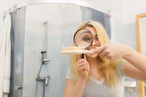 Kvinna förstoringsglas hårborste — Stockfoto