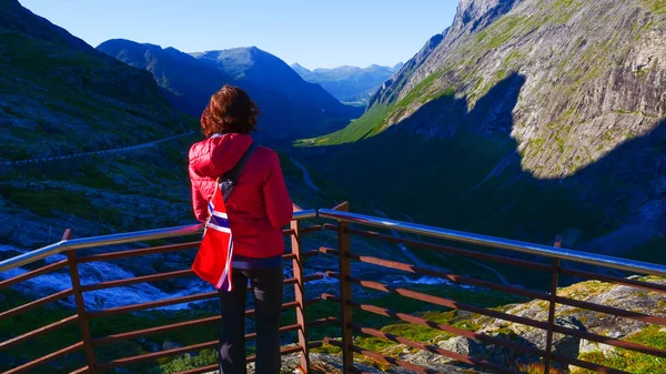 Turista con bandera noruega en mirador Trollstigen — Foto de Stock