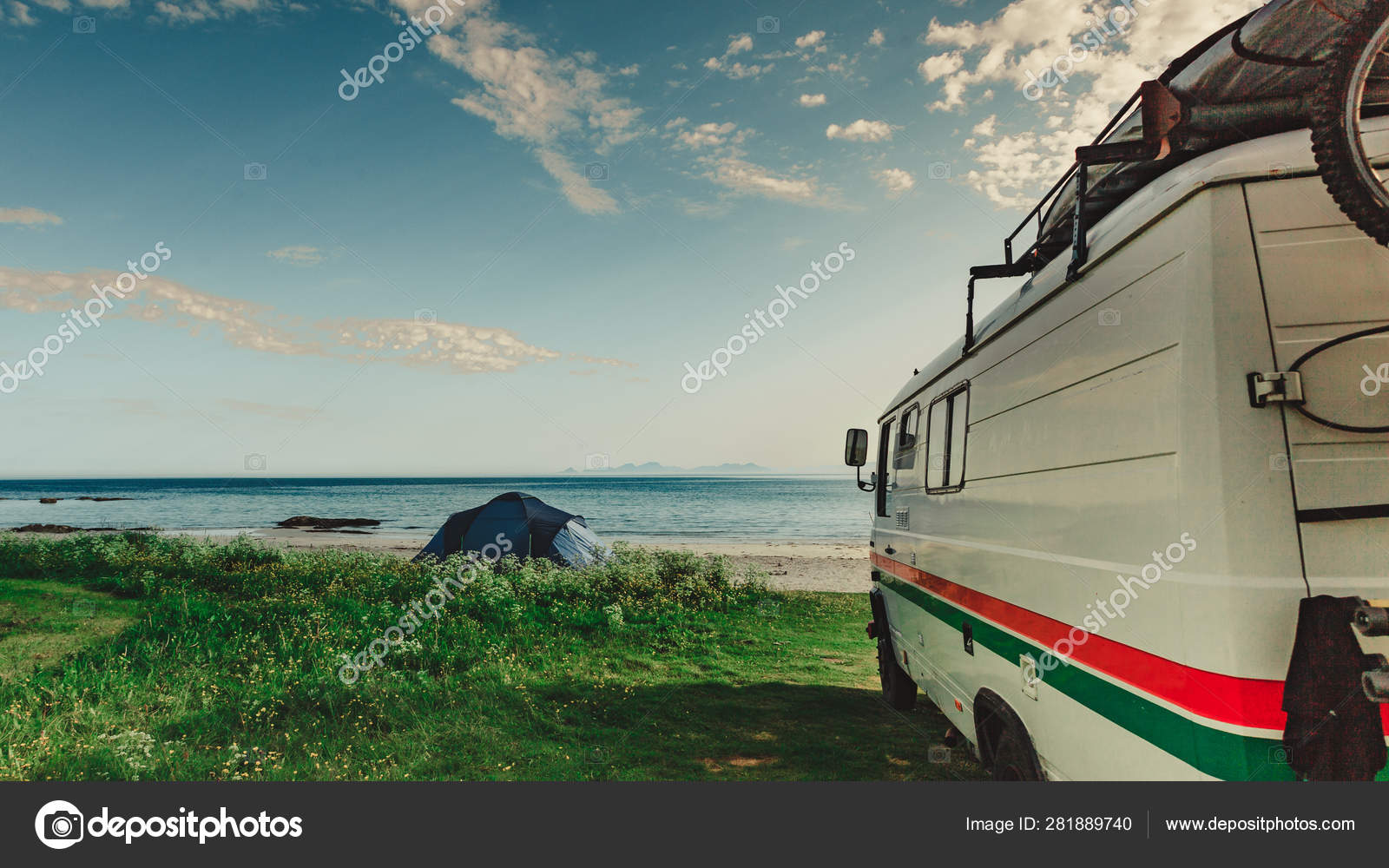 Кемпер-Фургон И Палатка На Пляже, Норвегия Стоковое Фото.
