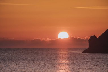 Gündoğumu veya günbatımı deniz yüzeyi üzerinde