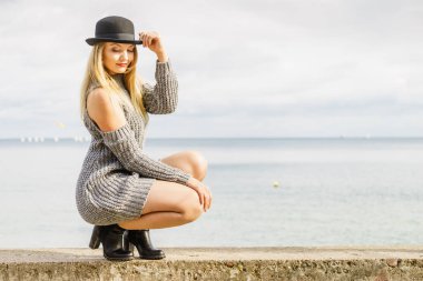 Fedora ve jumper açık giyen kadın