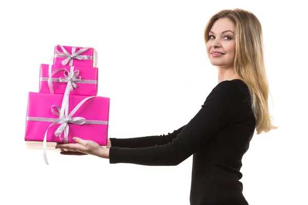 Девушка держит стопку розовых подарочных коробок — стоковое фото