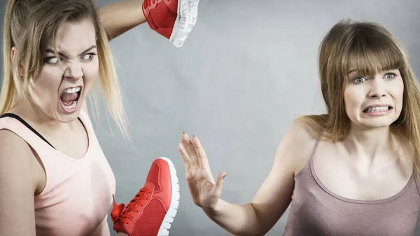 女性の靴との戦い — ストック写真