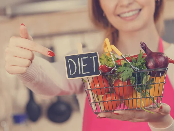 Mulher segurando backet compras com legumes — Fotografia de Stock