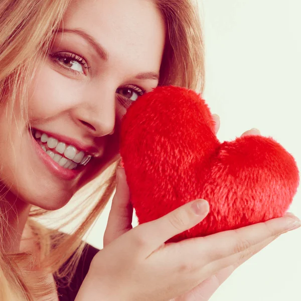 Mujer sosteniendo corazón rojo — Foto de Stock